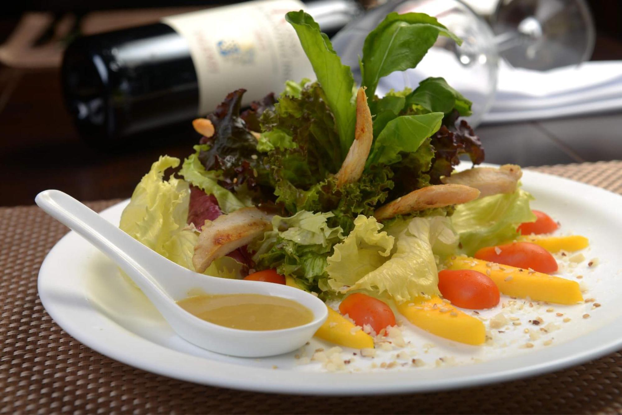 Deville Prime Campo Grande Campo Grande  Bagian luar foto A salad with a side of dressing